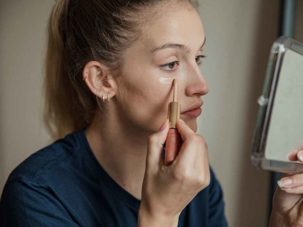 woman-applying-makeup