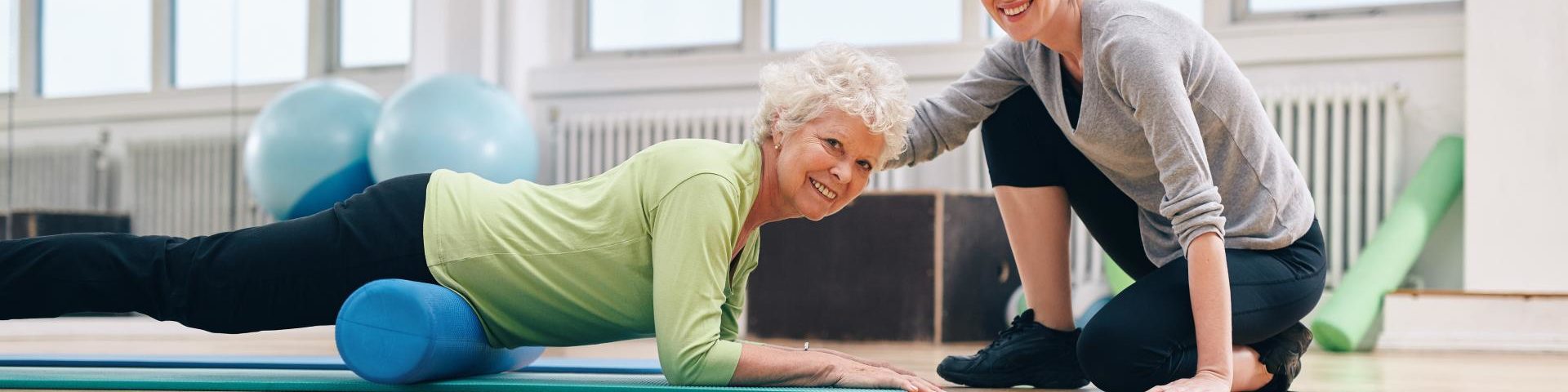 physical-therapist-assistant-helping-elderly-woman-in-her-workout