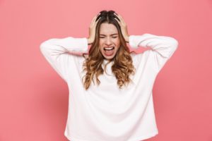 featured-image-portrait-of-an-irritated-young-casual-girl-screaming