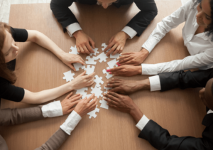 employees-assembling-jigsaw-puzzles