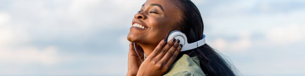 advantages and disadvantages of broadcast media for radio listeners