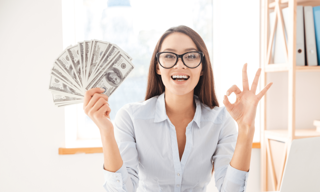 businesswoman-holding-money