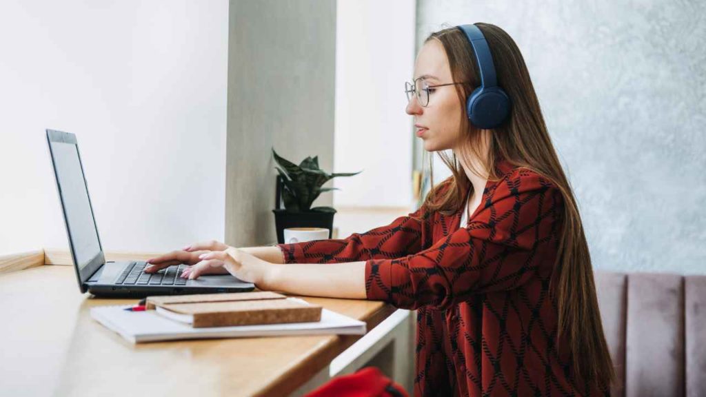 Balancing a Full-Time Job and Side Hustle Woman Working Online