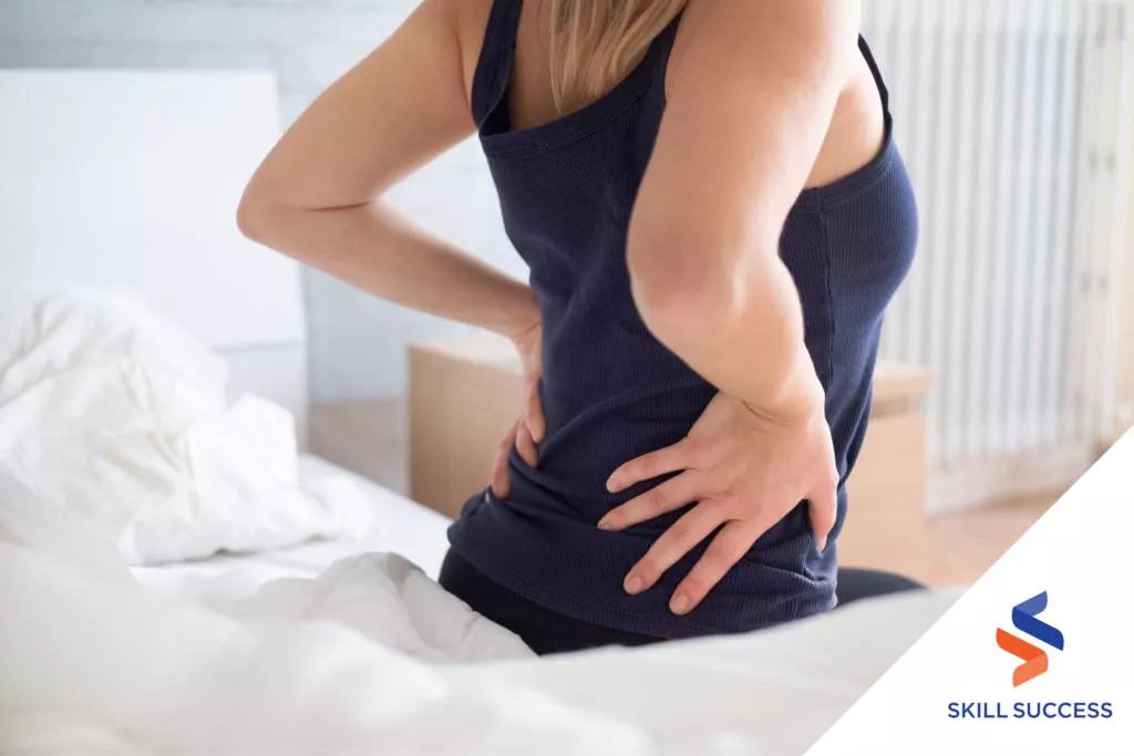 physical-therapist-aide-fixing-back-pain